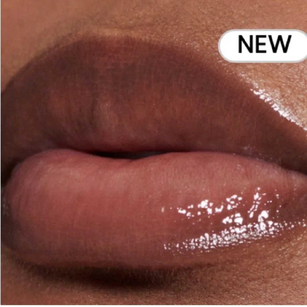 ZEPHYR a MAC LIPGLASS AIR NON-STICKY GLOSS. Non-sticky, glass-like shine 🌞